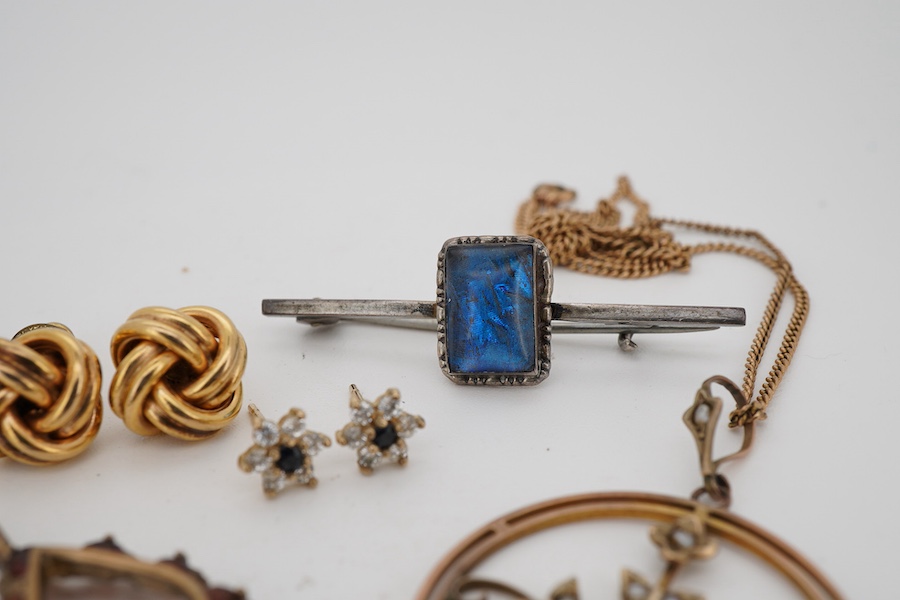 A collection of jewels, comprising: a pair of 9ct gold knot ear studs, diameter 11mm each, post fittings, British hallmarks, combined gross weight approximately 2.5 grams; an Edwardian peridot and seed pearl pendant moun